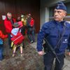 Brusel: školáci se vrací do školy za dohledu ozbrojených policistů.