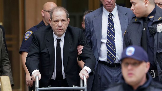 Obžalovaný americký producent Harvey Weinstein přišel k soudu. Pohublý a za pomoci chodítka.