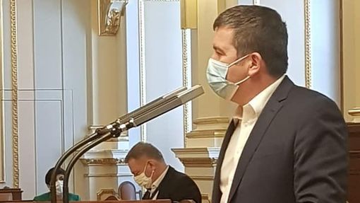 Předseda vládní ČSSD Jan Hamáček během jednání sněmovny o opatřeních kvůli koronaviru. (24. 3. 2020)