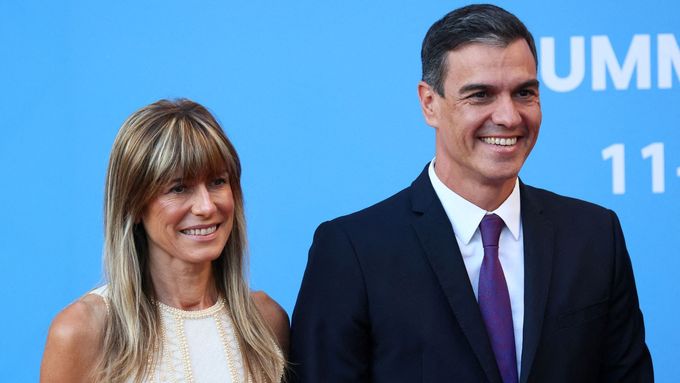 Španělský premiér Pedro Sanchéz se svou manželkou Begoñou Gómezovou na summitu NATO ve Vilniusu loni v červenci