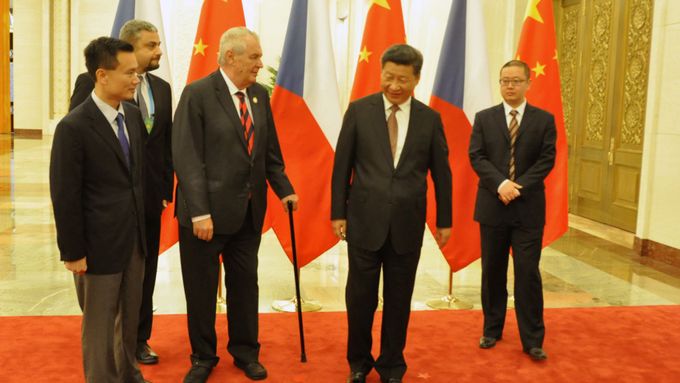 Vlevo nejtajemnější boháč v Číně Jie Ťien-ming, ekonomický poradce Miloše Zemana, vpravo prezident Si Ťin-pching, jemuž je Zeman do EU bránou.
