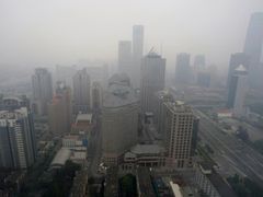 Peking zahalený do smogu.