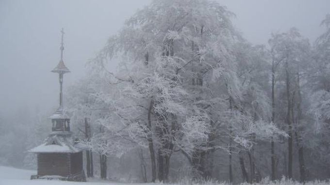 Říjnový sníh na Pustevnách v Beskydech.