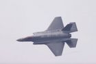 Neviditelná stíhačka F-35 potěšila letecké fanoušky hbitými výkruty a otáčkami