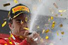 Fernando Alonso slaví tradičním šampaňským vítězství ve Velké ceně Německa.