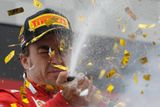 Fernando Alonso slaví tradičním šampaňským vítězství ve Velké ceně Německa.