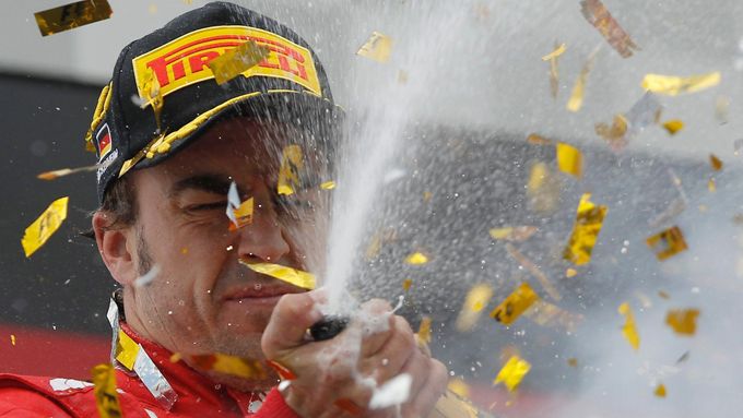 Fernando Alonso slaví své třetí letošní vítězství
