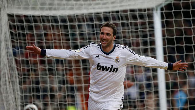 Fotbalisté Realu mají formu jako hrom. Gonzalo Higuaín střílí jeden z pěti gólů do sítě Levante.