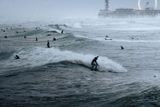 Vítěz v kategorii Pohyb: Raido Nurk (Estonsko). Snímek ukazuje surfaře poblíž nizozemského Haagu.