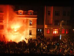 Plameny šlehají z okna americké ambasády. Rozzuření demonstranti vytrhali mříže v oknech a vtrhli dovnitř. Zaměstnanci ambasády byli včas evakuováni, srbská policie ale budovu nebránila.