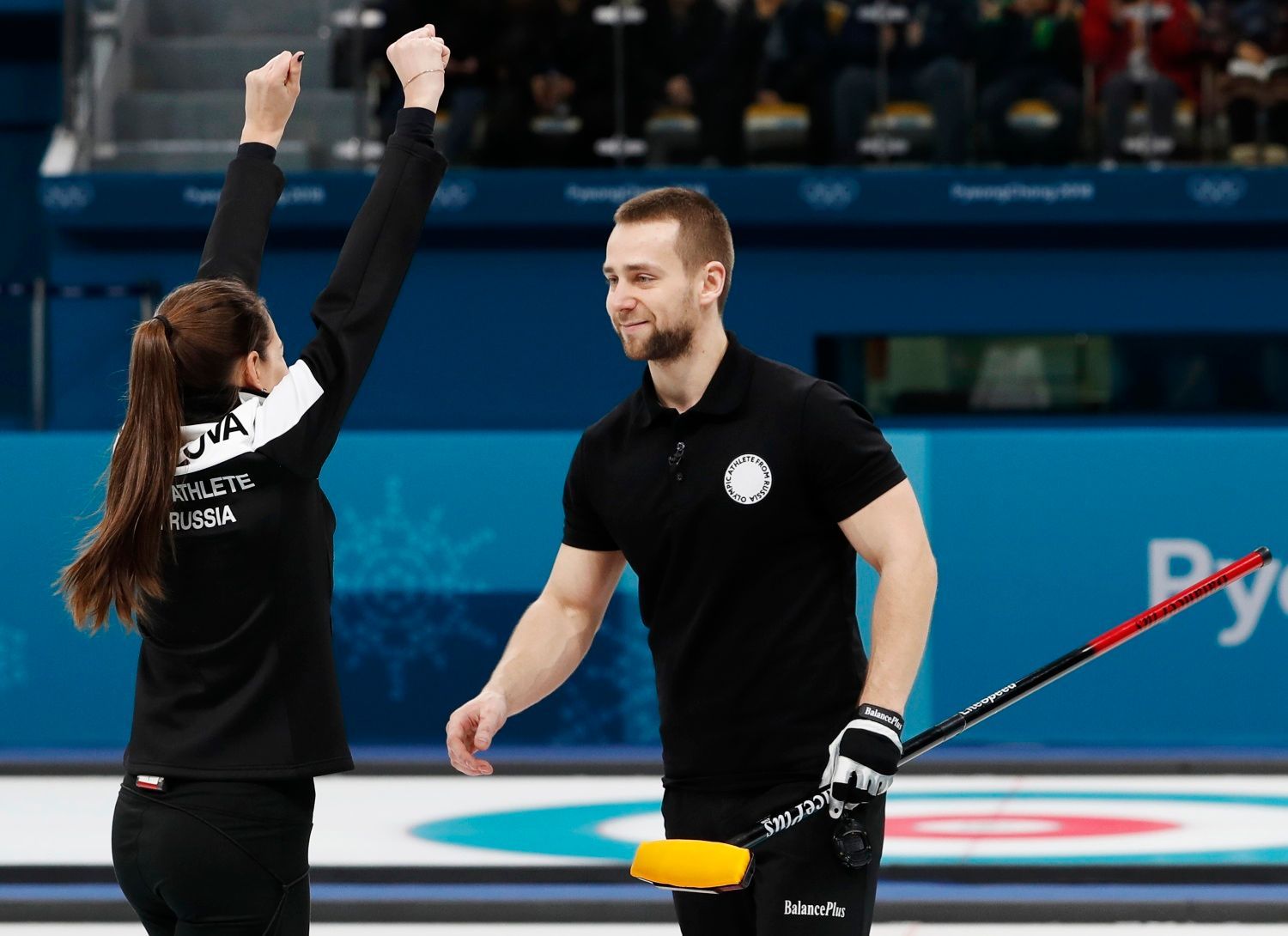 Rusové Anastasia Bryzgalovová a Alexandr Krušelnickij ve vítězném zápase o bronz v curlingové soutěži mixů na ZOH 2018