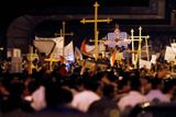 Nepokoje vypukly poté, co skupina Egypťanů začala házet kamením na koptské křesťany.