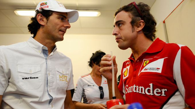 Pedro se la Rosa (vlevo) a Fernando Alonso se teď budou setkávat už oba v rudé barvě Ferrari.