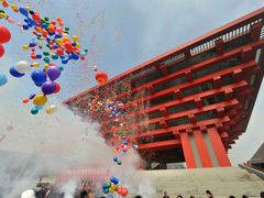 Čínský pavilon je dokončen. Na oslavách nesměly chybět balónky všech barev.