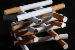Prodejci dál nabízejí kusové cigarety a porušují zákon