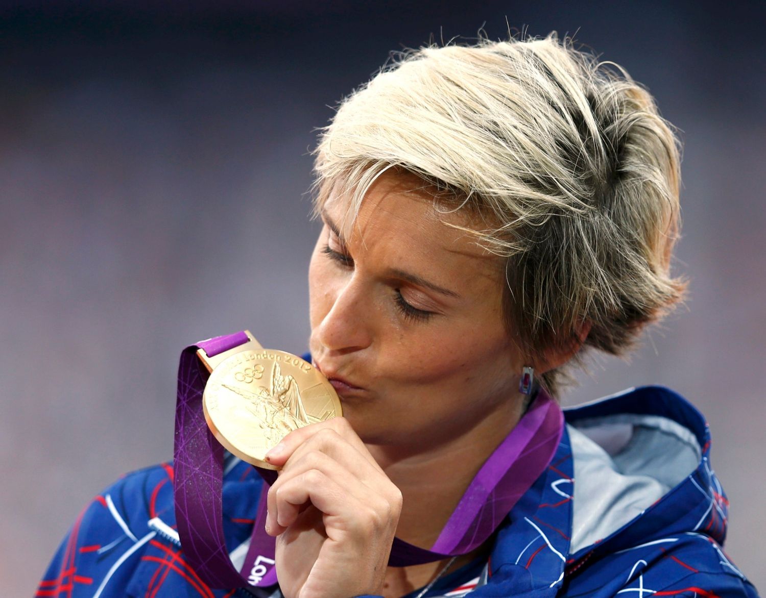 Česká oštěpařka Barbora Špotáková se raduje ze zlaté medaile na OH 2012 v Londýně.
