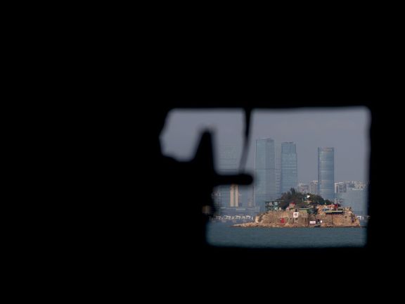 Pohled ze staré střílny na tchajwanském souostroví Ťin-men směrem k městu Sia-men na čínském pobřeží.