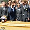 Pohřeb Julese Bianchiho: Felipe Massa (třetí zleva od přilby) a Jean-Eric Vérgne (vpravo od Massy)