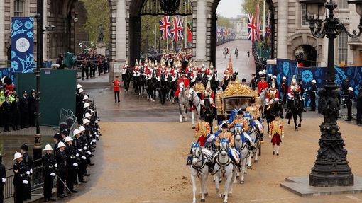 Královský pár na cestě z Buckinghamského paláce do Westminsterského opatství.