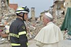 Papež František navštívil zemětřesením poničené městečko Amatrice