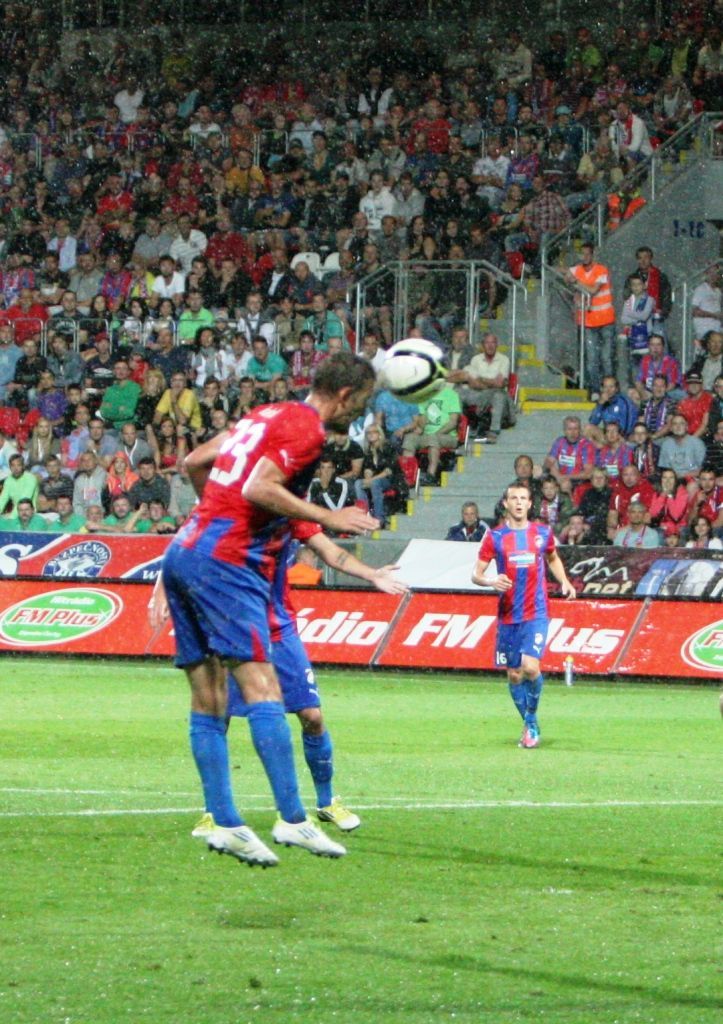 Fotbalista Marek Bakoš střílí gól v odvetném kvalifikačním utkání Evropské ligy 2012/13 mezi Plzní a Lokerenem.