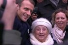 Video: "Vy jste paní Macronová?" Stařenka si spletla Merkelovou s první dámou Francie