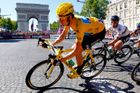 Britský cyklista vede peloton v závěru 20. etapy ke spurtu, který stejně jako v pátek rozjížděl pro sprinterské eso Marka Cavendishe...