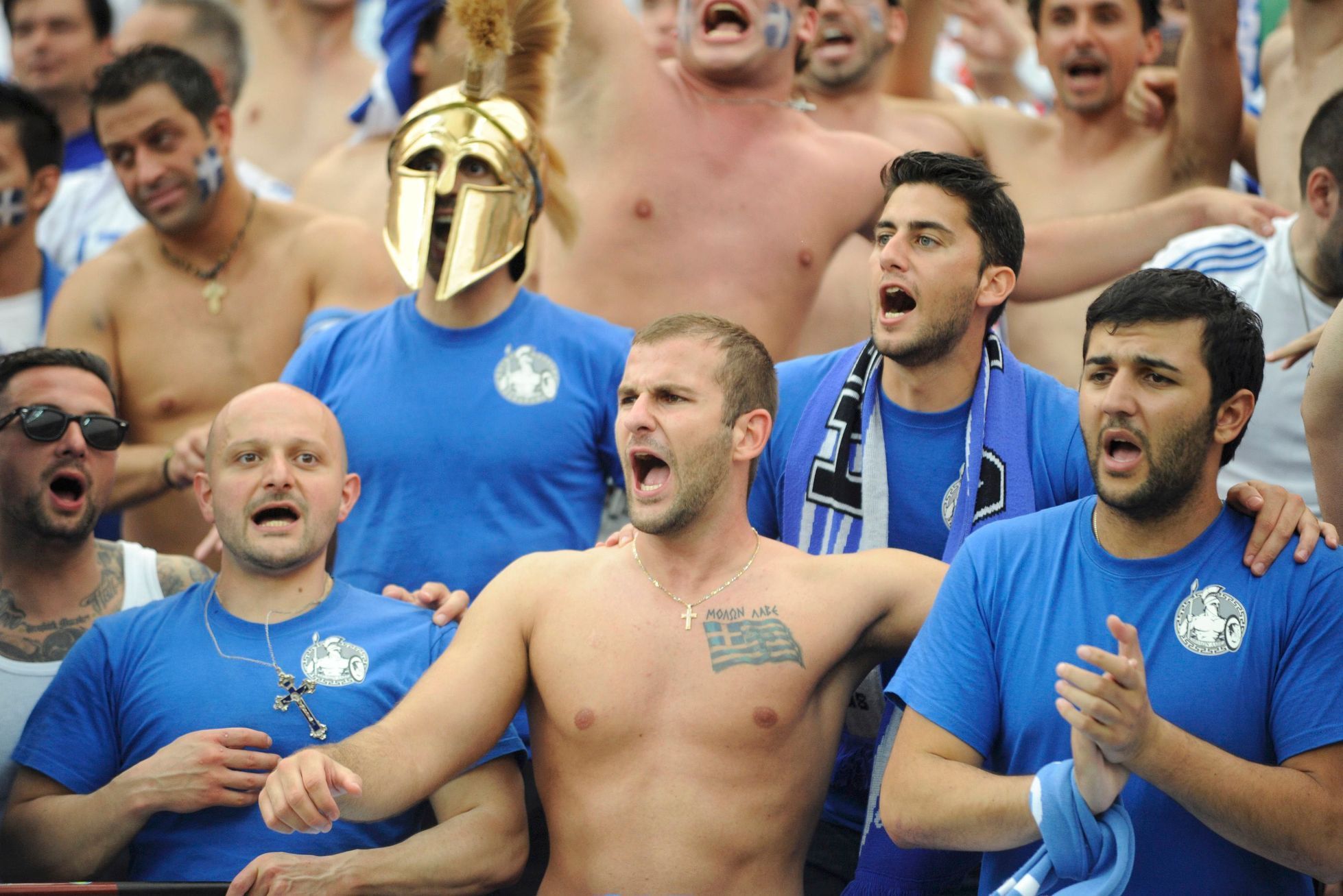 Řečtí fanoušci před zahajovacím duelem Eura s Polskem