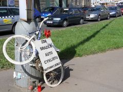 Pomník cyklisty na pražském nábřeží