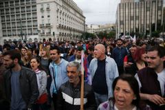 Řekové stávkují proti úsporným opatřením. Policisté zakročili proti davu slzným plynem