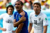 Zřejmě nejznámější a nejbizarnější moment letošního sportovního roku obstaral Luis Suárez. Uruguayský útočník si na mistrovství světa v Brazílii neodpustil svou libůstku a v utkání proti Itálii pokousal obránce Giorgia Chielliniho, za což schytal tvrdý distanc.