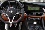 Alfa Romeo - Italská značka má poměrně drahé navigace. Základní model Alfa Connect NAV s obrazovkou 6,5 palce vyjde na 28 tisíc korun. Lepší kus nazvaný Alfa Connect 3D už ale stojí 62 tisíc korun. Má větší displej 8,8 palce. Ceník patří sedanu Giulia.