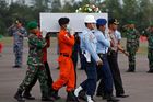 Vrak letadla AirAsia vydal už 100 těl. Je mezi nimi i pilot