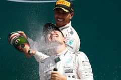 F1 ŽIVĚ: Hamilton si dojel pro titul, Rosberg mu daroval vítězství