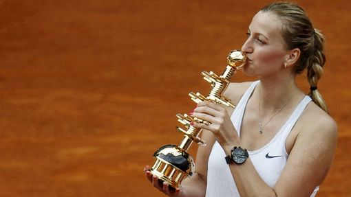 Petra Kvitová líbá trofej pro vítězku turnaje v Madridu.