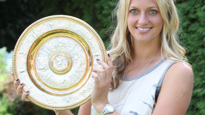 Petra Kvitová s talířem pro vítězku Wimbledonu