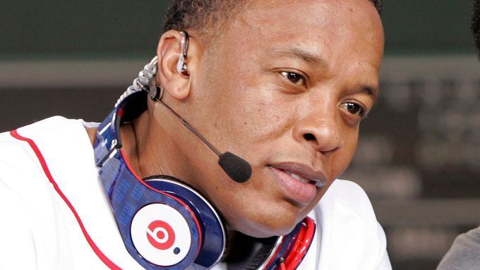 Beats by Dr. Dre. Sluchátka od známého hiphopera se prodávají za stovky dolarů. Apple chce celou firmu za tři miliardy.