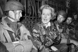 Thatcherová při návštěvě 44. výsadkářské brigády v roce 1977.