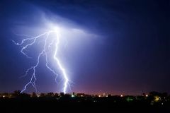 Českem se proženou silné bouřky. Meteorologové varují i před kroupami a přívalovým deštěm