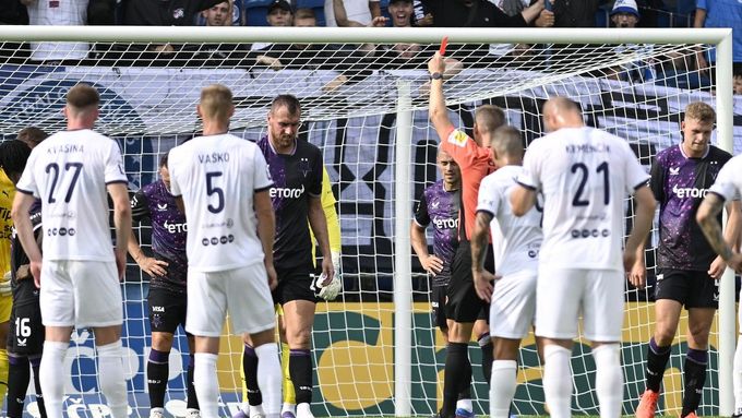 Tomáš Chorý opouští trávník po červené kartě.