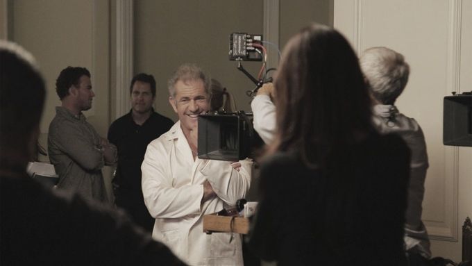 Mel Gibson během natáčení znělky