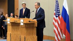 John Kerry a Sergej Lavrov na jednání v Ženevě