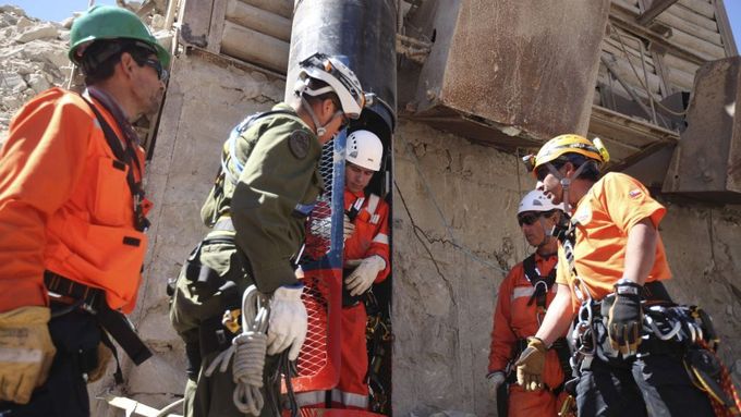 Záchranáři již v šachtici vyzkoušeli klec, v níž budou horníci vytaženi na povrch dolu