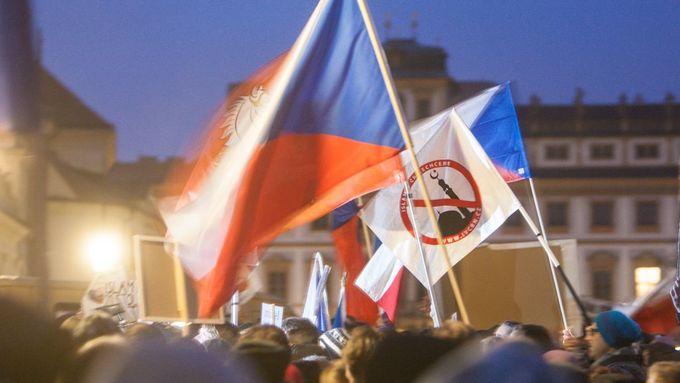 Obrazem: Odpůrci islámu demonstrovali na Hradčanském náměstí