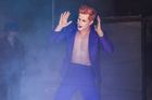 Recenze: Bowieho <strong>muzikál</strong> v Praze rozostřuje příběh muže, který spadl na Zemi