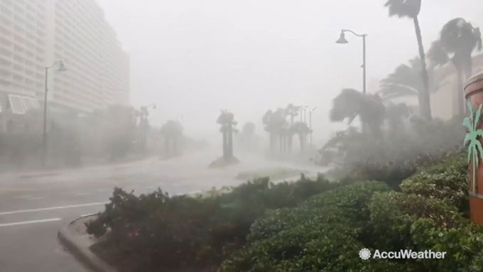 Hurikán Michael dorazil k Floridě. Vítr s deštěm bičuje Panama City Beach