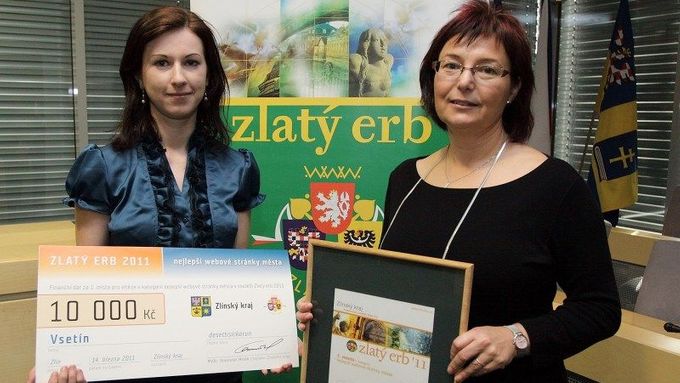 Starostka Vsetína Iveta Táborská (vpravo) převzala za krajské vítězství šek na 10 000 Kč