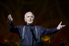 Aznavoura pustili se zlomenou paží z nemocnice, vystupovat má začít v červnu