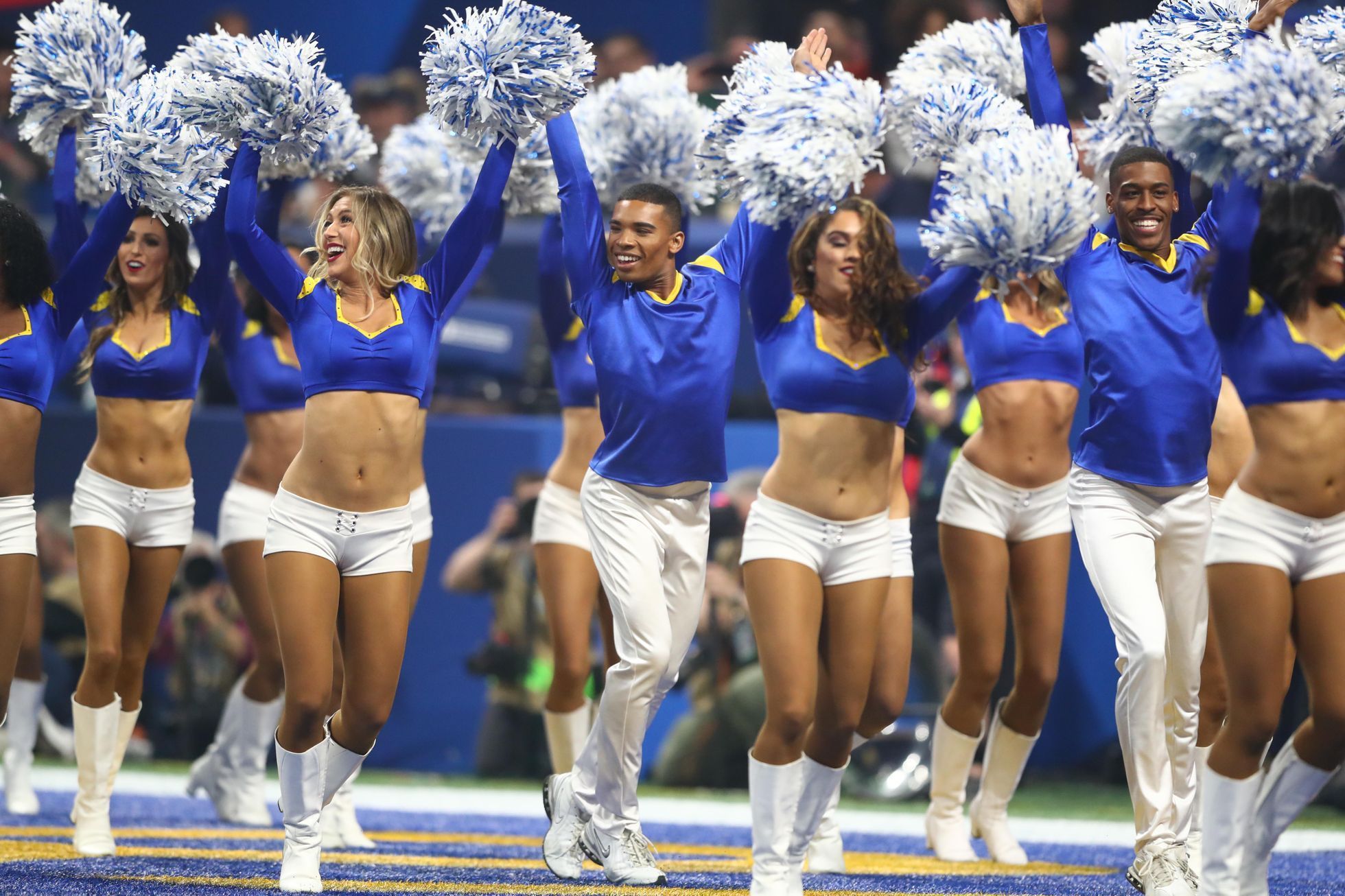 Tým cheerleaders Los Angeles Rams na Super Bowlu LIII