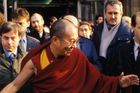 5. února dalajlama u sochy sv. Václava na Václavském náměstí uctil památku všech československých občanů, kteří se v minulých 40 letech stali oběťmi politického bezpráví.